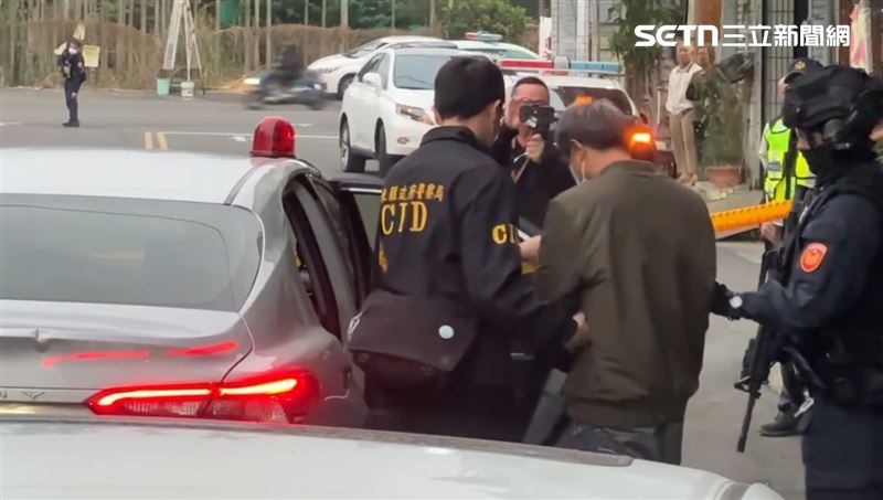 李嫌和林嫌先後上銬被拘捕上車帶回偵辦。（圖／翻攝畫面）