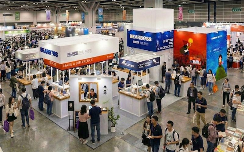 為協助消費者在眾多機型中做出精準選擇，熊老闆於2026 台北國際書展展場規劃「專注閱讀 （Deep Read）」、「手寫靈感（Inked Idea）」與「高效辦公（Peak Work）」三大體驗情境區，讓讀者能依實際使用情境體驗與比較，成為今年書展現場最具互動感的數位閱讀展區之一。(圖／AI模擬示意圖)