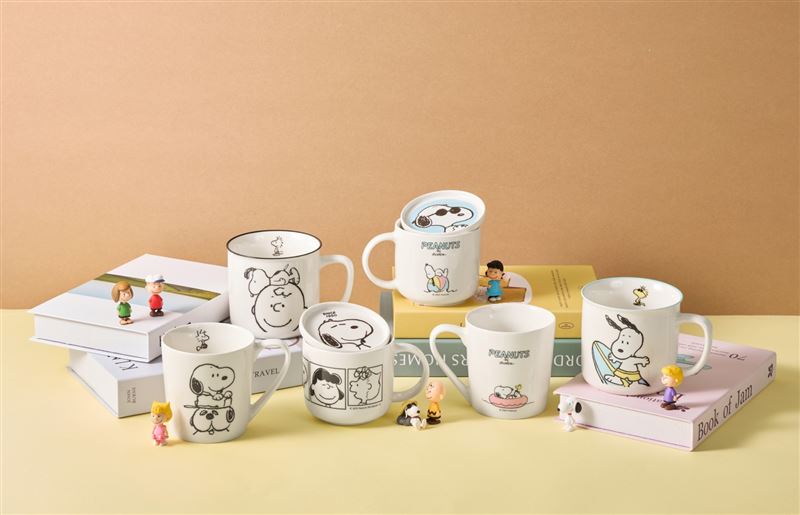 康寧餐具CORNINGWARE SNOOPY馬克杯全系列，可依喜歡圖樣花色、不同需求挑選最適切尺寸。(圖／康寧餐具提供)