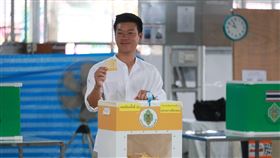 人民黨黨魁納塔彭投下自己神聖的一票。雖然人民黨民調第一，但建制派的封殺、另外兩黨的潛在結盟，都讓其難以實現多年的改革派執政夢。（圖／翻攝自X平台 @Natthaphong Ruengpanyawut）