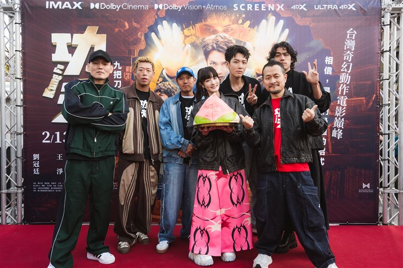 《功夫》台中見面會，玖壹壹為王淨驚喜獻上巨無霸壽桃慶生。（圖／麻吉砥加 提供）