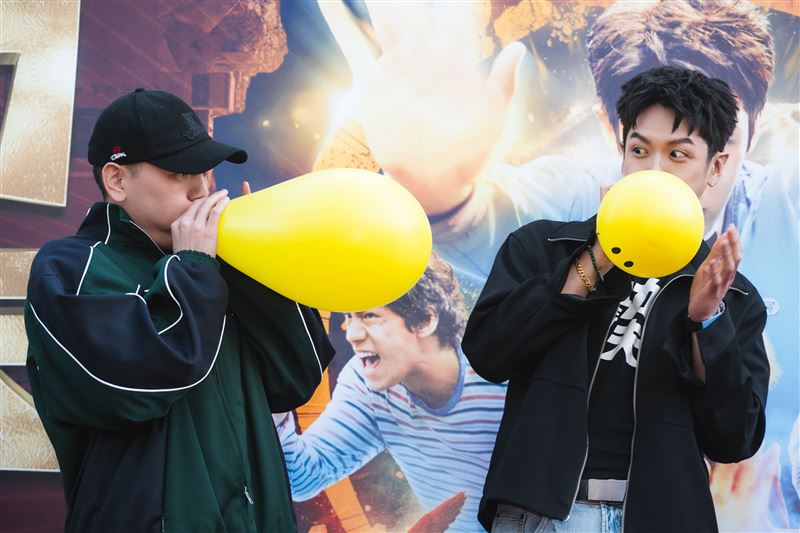玖壹壹春風（左）與柯震東，在《功夫》台中見面會上比拼吹氣球。（圖／麻吉砥加 提供）