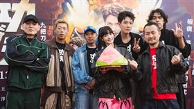 《功夫》台中見面會，玖壹壹為王淨驚喜獻上巨無霸壽桃慶生。（圖／麻吉砥加 提供） 