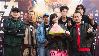 柯震東攜劇組現身台中　夜市發紅包掀暴動