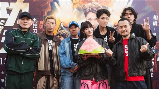 柯震東攜劇組現身台中　夜市發紅包掀暴動