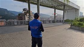 新北警出動開空拍機執行高空巡查，即時回傳路況影像，快速掌握車流走向、壅塞熱點及事故位置。（圖／翻攝畫面）