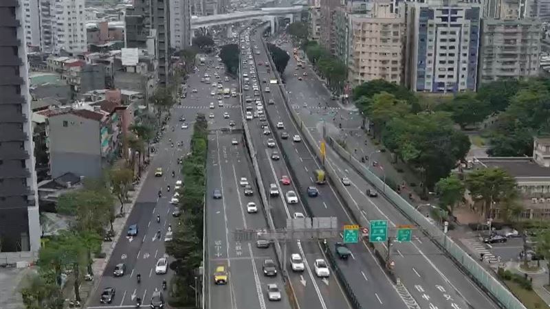 新北警指出，假期前一日（13日）及初二（18日）日為返鄉車流尖峰時段，警方將針對國道、高速公路、快速道路及重要聯外道路周邊，強化交通疏導與警力部署。（圖／翻攝畫面）
