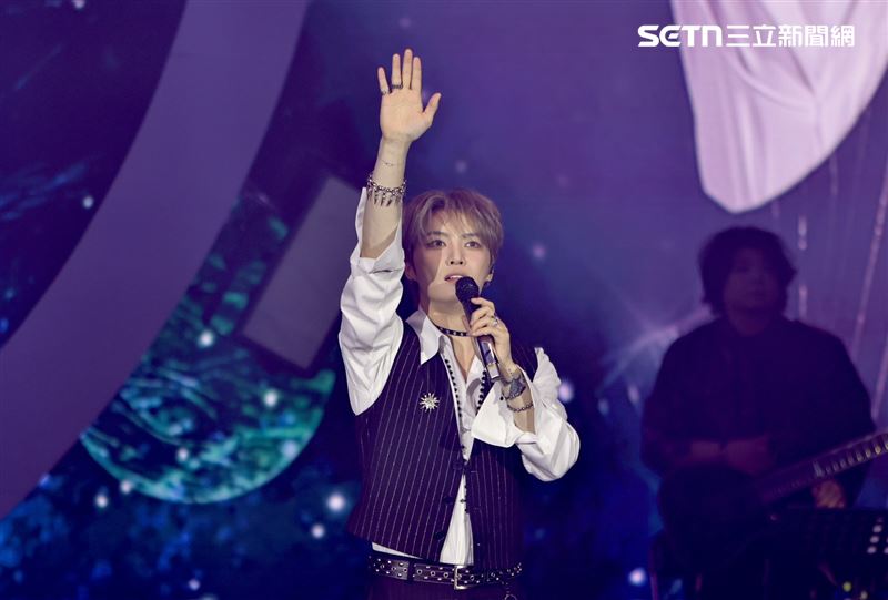 以白色襯衫搭配黑色條紋西裝馬甲帥氣亮相。（圖／記者鄭孟晃攝影）