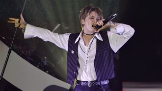 金在中開唱氣氛不對　他親走下台幫粉看病