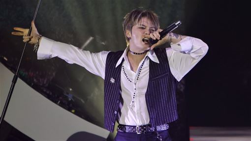 金在中開唱氣氛不對　他親走下台幫粉看病