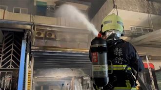 宜蘭民宅大火！鐵捲門燒紅、1受困者命危