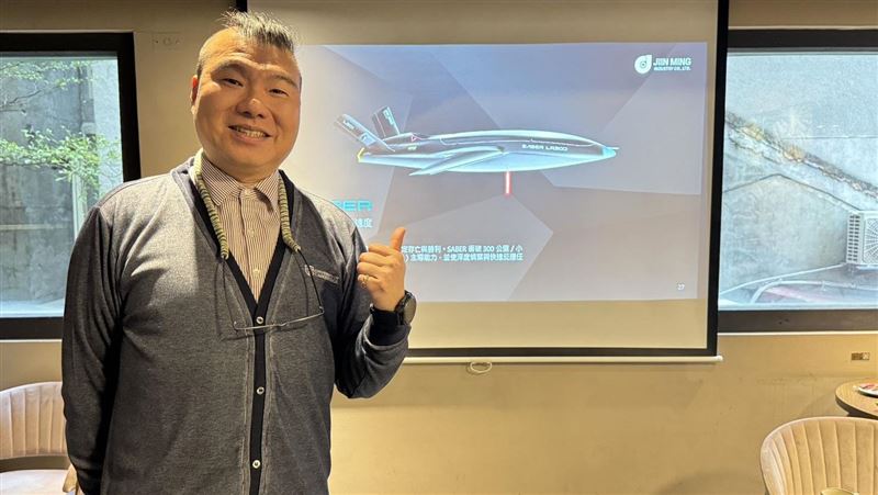 錦明（3230）無人機在烏克蘭軍方來台實測中，展現超強抗干擾能力，成為「唯一沒掉下來」的機種！旗下時速400公里的「V尾怪獸」更獲歐洲青睞。錦明靠著獨家AI鎖定技術與100%去紅供應鏈，成功打入歐洲軍工鏈，變身低調的無人機隱形冠軍。（圖／記者師瑞德攝影）