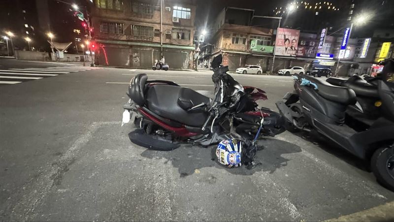 新北新莊區發生嚴重車禍，汽機車碰撞、騎士頭部重創送醫。（圖／翻攝畫面）