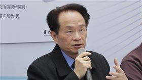 國史館新書發表暨座談會　陳儀深主持國史館8日在台北國際書展舉辦「人物、觀念與世變：民國史研究論文集」、「困境與出路：戰後台灣史論文集」新書發表暨座談會，國史館長陳儀深（圖）出席主持。中央社記者裴禛攝　115年2月8日