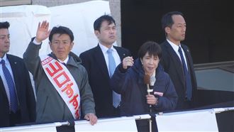 高市赴埼玉助選「台灣女婿」山口晉　所到處掀旋風2月8日投開票的日本眾議院選舉進入白熱化。日本首相、自民黨總裁高市早苗（前排右）3日前往東松山市，為在第10選區再度投入選戰的「台灣女婿」山口晉（前排左）站台助選，吸引大批民眾到場，「早苗旋風」再度掀起人潮。中央社記者戴雅真東松山市攝　 115年2月4日