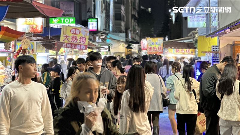 鄰近的新堀江和玉竹商圈人潮勢必受到影響。（圖／記者簡榮良攝影）