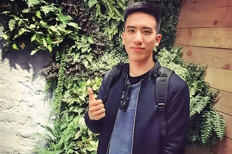 伍思凱獨子伍諒（原名伍靖）再被爆出多次向砲友借錢，還拖欠多時才還清。（翻攝自伍諒臉書）