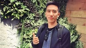 伍思凱獨子伍諒（原名伍靖）再被爆出多次向砲友借錢，還拖欠多時才還清。（翻攝自伍諒臉書）