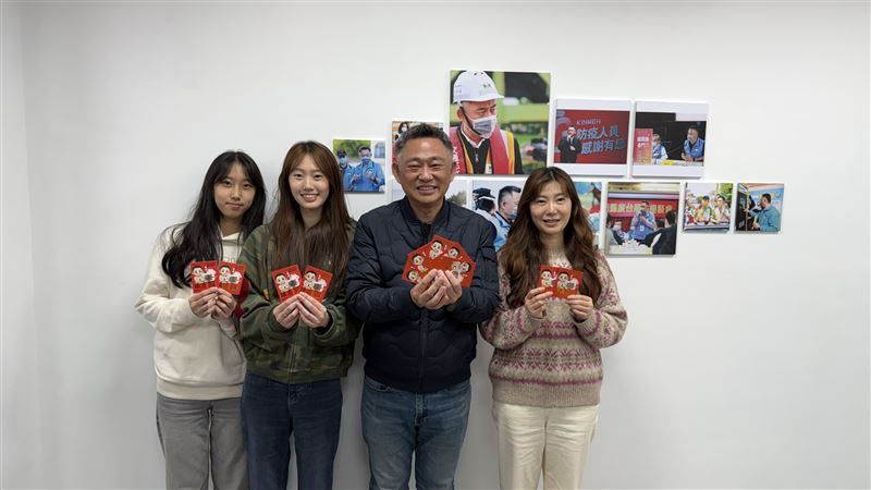 前金門縣縣長楊鎮浯，用Q版賀年小卡，向金門鄉親拜年。。（圖／楊鎮浯服務處提供）