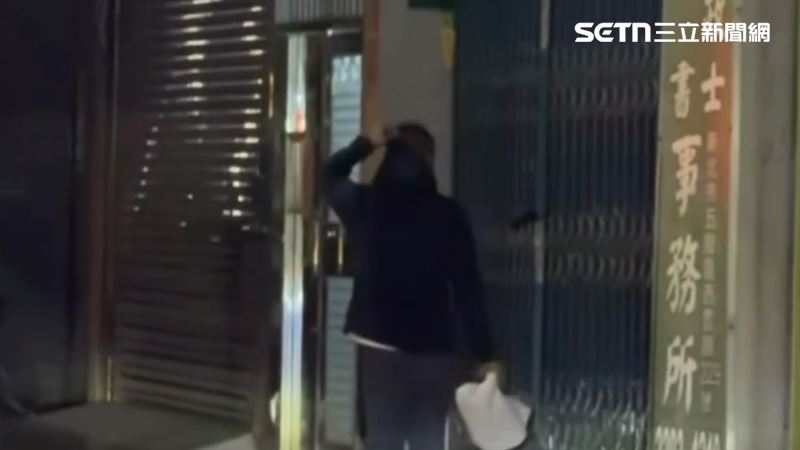 新北市五股區成泰路三段某超商昨晚（8日）驚傳搶案，嫌犯持刀行搶，得手2萬元後逃離。（圖／翻攝畫面）