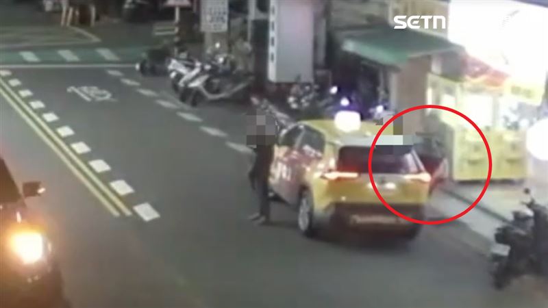 嫌犯得手後先是徒步逃離，再轉乘計程車繼續逃逸。（圖／翻攝畫面）