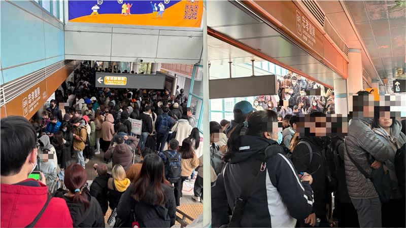 9日文湖線故障，人潮擠爆月台。（圖／Threads @huang_min_yu0520 授權提供）