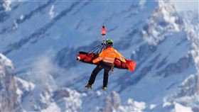 美國滑雪名將范恩（Lindsey Vonn）比賽嚴重摔倒。（圖／美聯社／達志影像）