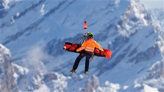 滑雪名將重摔尖叫　左腿骨折被抬上直升機