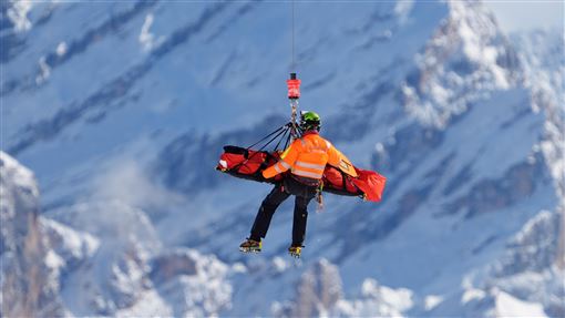 滑雪名將重摔尖叫　左腿骨折被抬上直升機