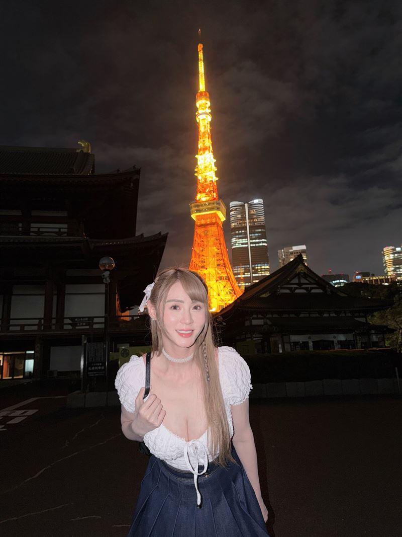 短今穿深V短版上衣展現豐滿好身材。（圖／翻攝自IG @sammie_923）