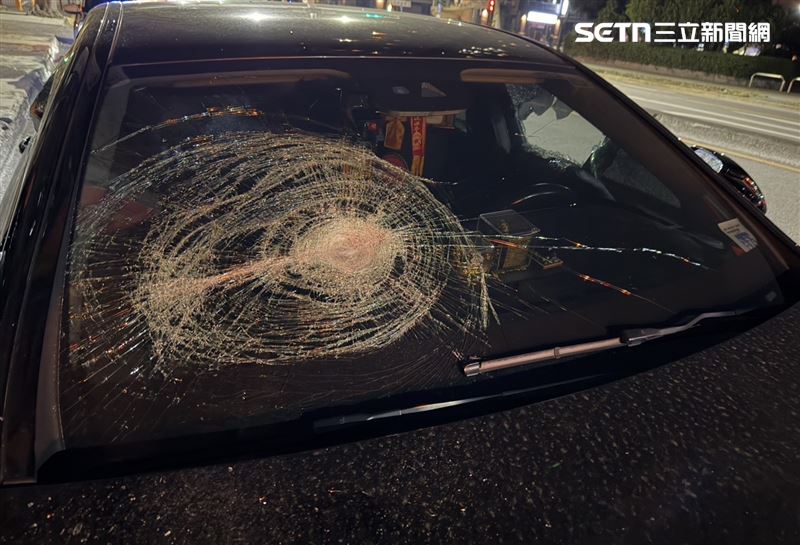 年關將近，台中市南區發生暴力砸車案。（圖／翻攝畫面）