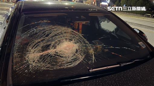 賓士停路邊遭砸車爆窗！民眾嚇：沒政府嗎
