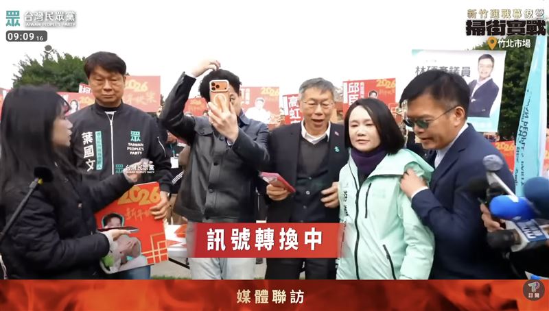 邱臣遠整理頭髮時，一旁的竹北市民代表游雅婷、新竹縣議員林碩彥上演「卡位戰」。（圖／翻攝自《民眾之聲》YT）