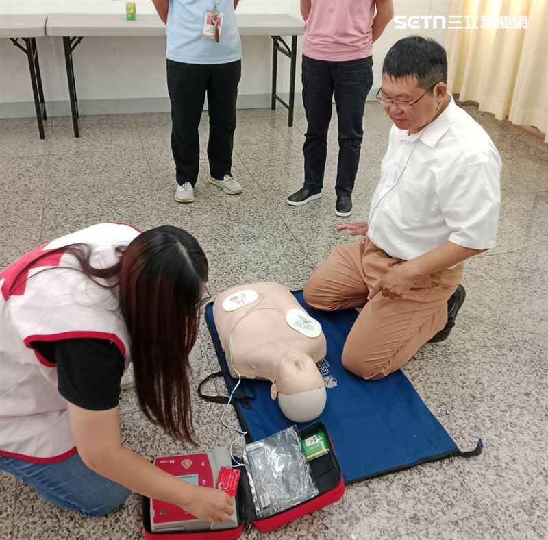 廟方為了避免類似事件發生，召集工作人員邀請專業人員指導CPR。（圖／廟方提供）