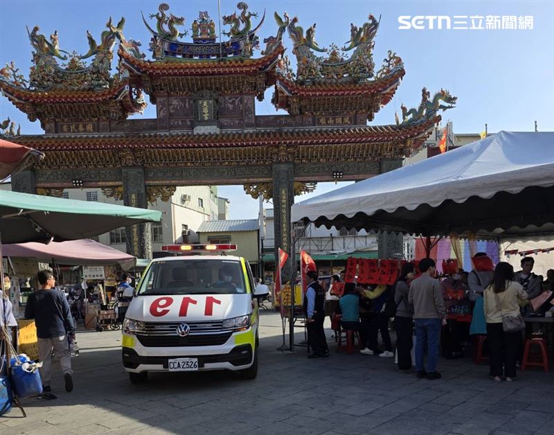 安平媽感應救人！信徒因為被噎昏突然倒下，一名台中南下參拜的醫師緊急CPR，在黃金時間內搶救，順利讓其恢復意識。（圖／廟方提供）