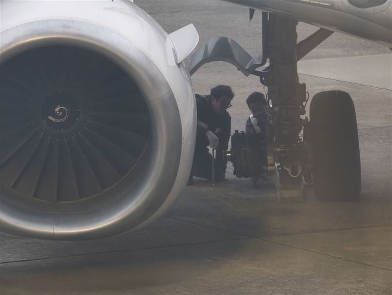 德威航空飛機一顆輪胎掉落，引發空中危機。（圖／記者石明啟攝影）