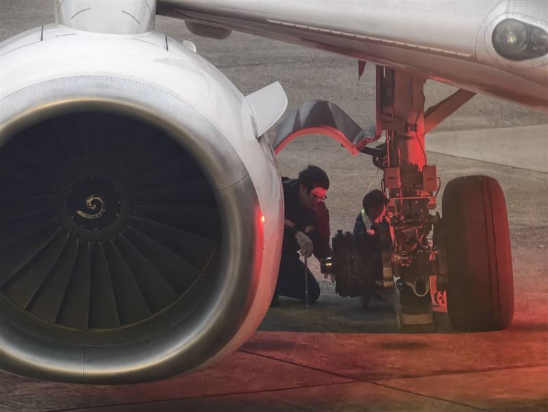 德威航空輪胎脫落意外，導致北跑道緊急關閉進行安全檢查，事件影響期間，長榮航空及香港航空共3架航班因燃油狀況，先後向塔台發出「Mayday」緊急訊號。（圖／記者石明啟攝影）