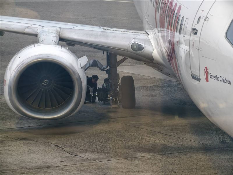 德威航空濟州至台北班機上月降落北跑道時,發生右側主輪脫落狀況,桃園機場公司立即暫停北跑道起降,維持單跑道運作,巡檢後已恢復起降。運安會:非重大意外調查範圍。(圖/記者石明啟攝影)