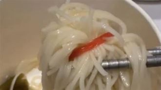 客吃到「橡皮筋捆麵線」　必比登名店道歉