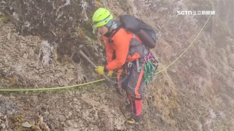 腳底下就是深谷，每一步都需要集中精神