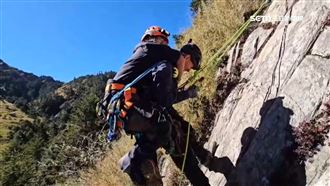 軍消合體寒地特訓　武嶺攀近90度山壁
