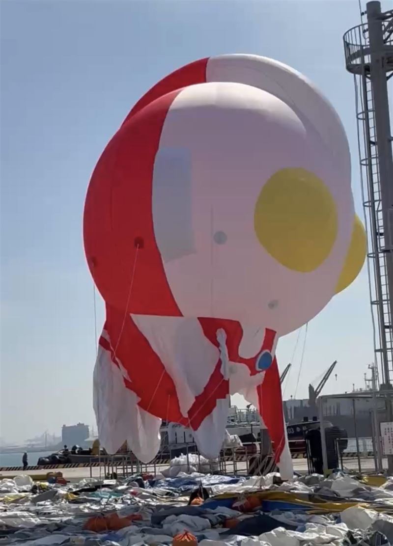 Q版超人力霸王下半身洩氣，被送進維修站無法順利登場。（圖／翻攝自《高雄美食走跳－刁嘴公主》臉書）