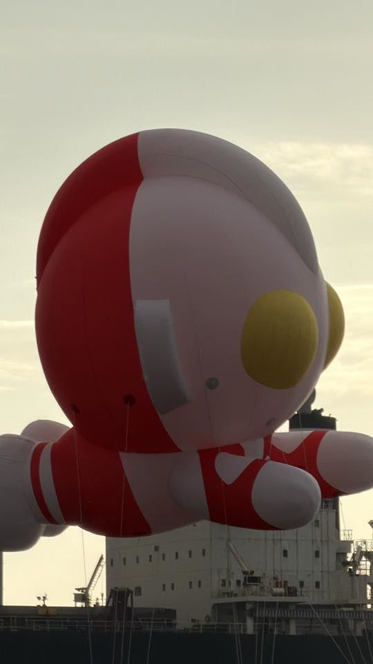 8米Q版超人力霸王，原本預計空飄在高雄港。（圖／翻攝自《高雄美食走跳－刁嘴公主》臉書）