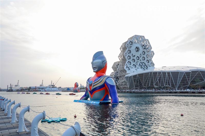 冬日遊樂園7日正式於愛河灣登場，守護港灣的超人力霸王「3缺1」。（圖／高市府提供）