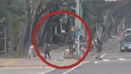 曾姓老翁往捷運大安森林公園站廁所內，以攜帶乾稻草縱火。（圖／翻攝畫面）