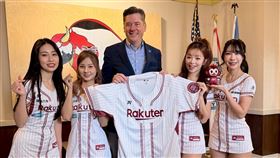 樂天女孩和奧克拉荷馬市長合影。（圖／樂天桃猿提供）