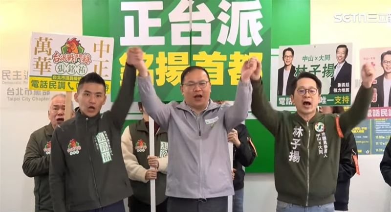 民進黨立委王義川（圖中）今(９)日上午前往民進黨台北市黨部，陪同中正萬華市議員擬參選人張銘佑、中山大同市議員擬參選人林子揚登記初選。(圖/翻攝畫面)