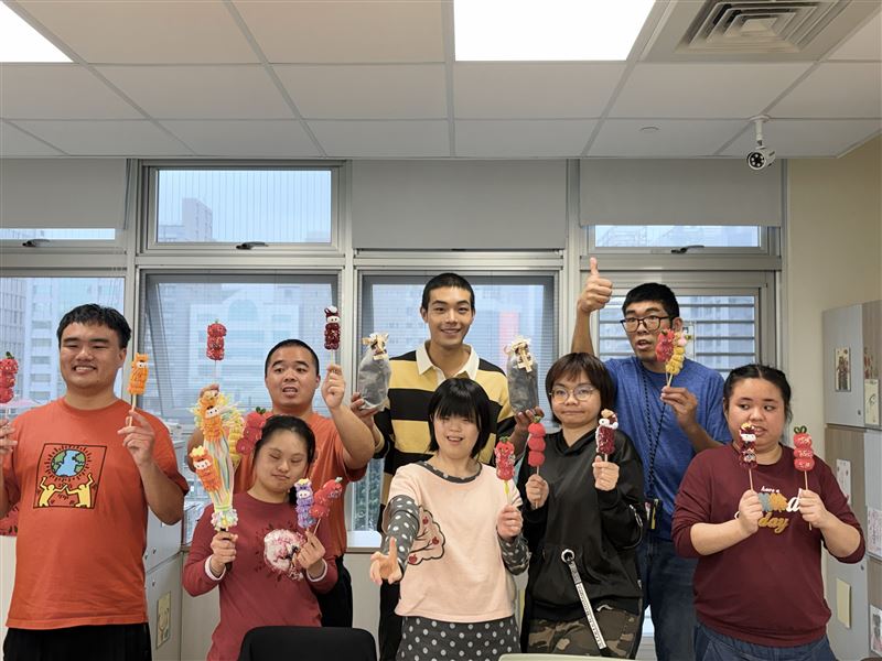 牧森到喜憨兒基金會陪憨兒過新年。（圖／周子娛樂提供）