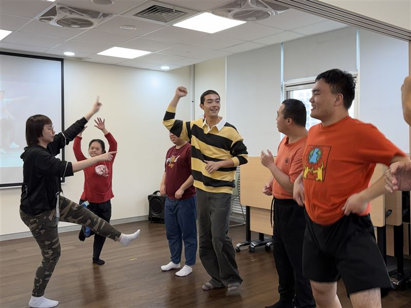 牧森陪大家跳「十六蹲」炒熱氣氛。（圖／周子娛樂提供）