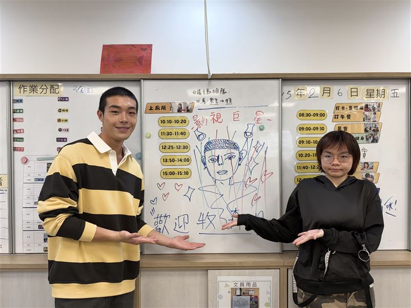 憨兒們手繪牧森畫像。（圖／周子娛樂提供）